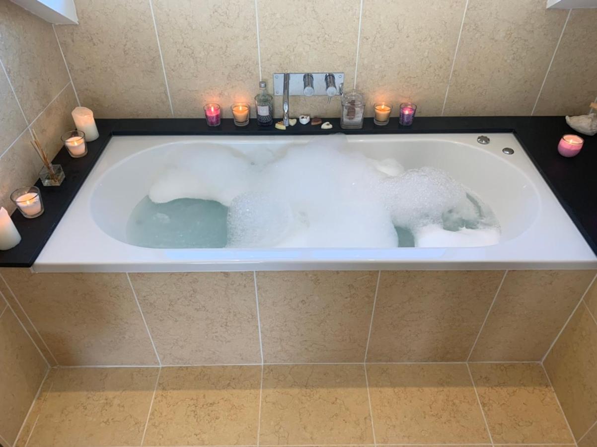The Penthouse Bowness Luxury Loft Jacuzzi Bath & Complimentary Lakeview Spa Membership Exterior photo