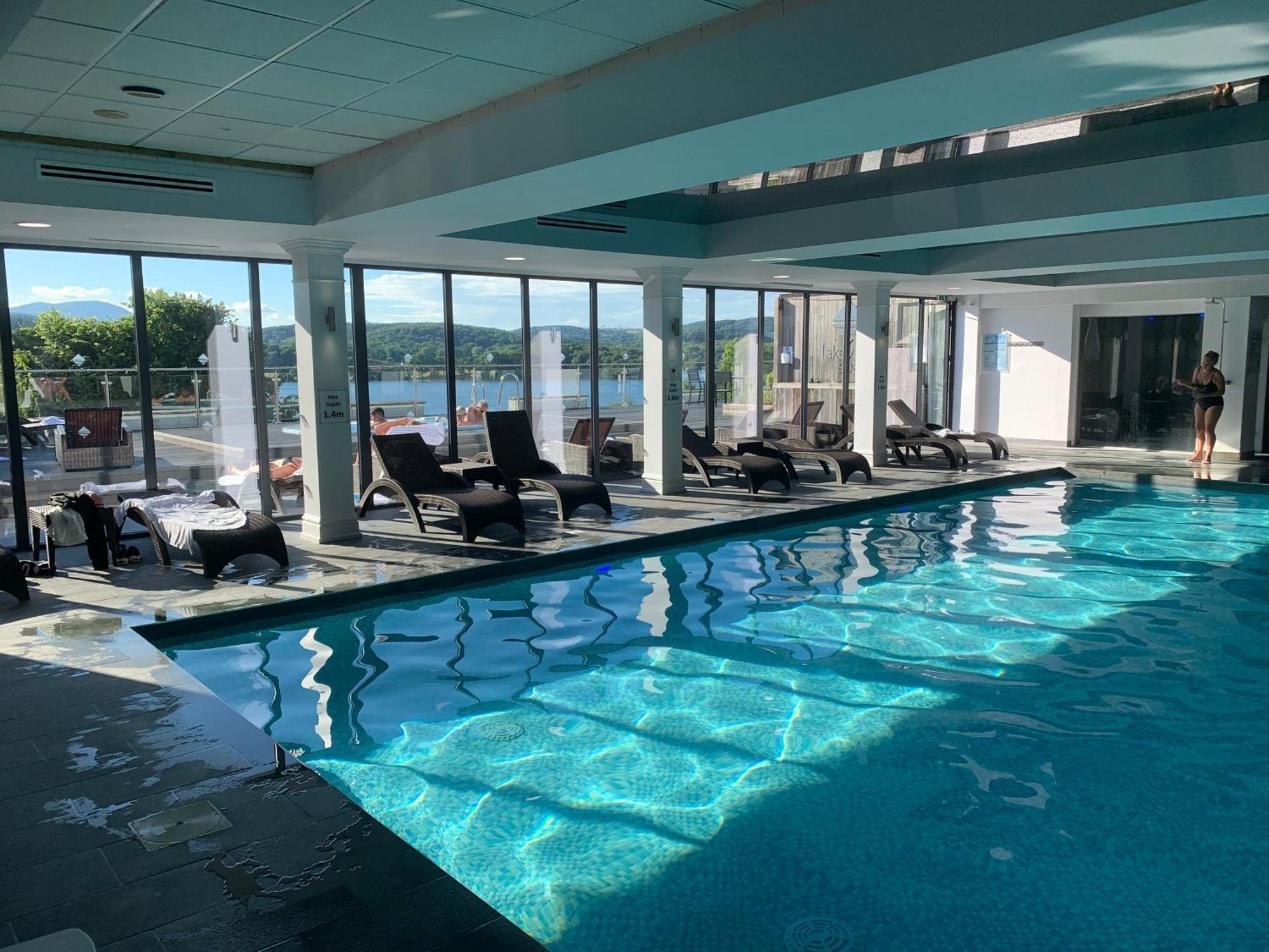 The Penthouse Bowness Luxury Loft Jacuzzi Bath & Complimentary Lakeview Spa Membership Exterior photo